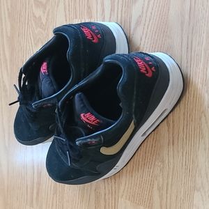 Nike air max 1 gold hyper red